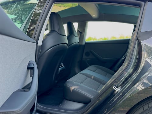 Model 3 RWD 2026: guarda le foto
