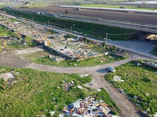 Acerra, rifiuti nel campo rom smantellato: nel mirino le operazioni per la rimozione