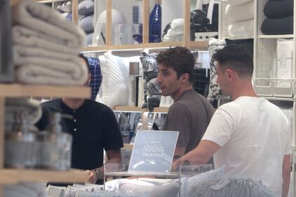 Andrea Iannone fa shopping da Zara, ma è distratto da qualcosa sul cellulare 9