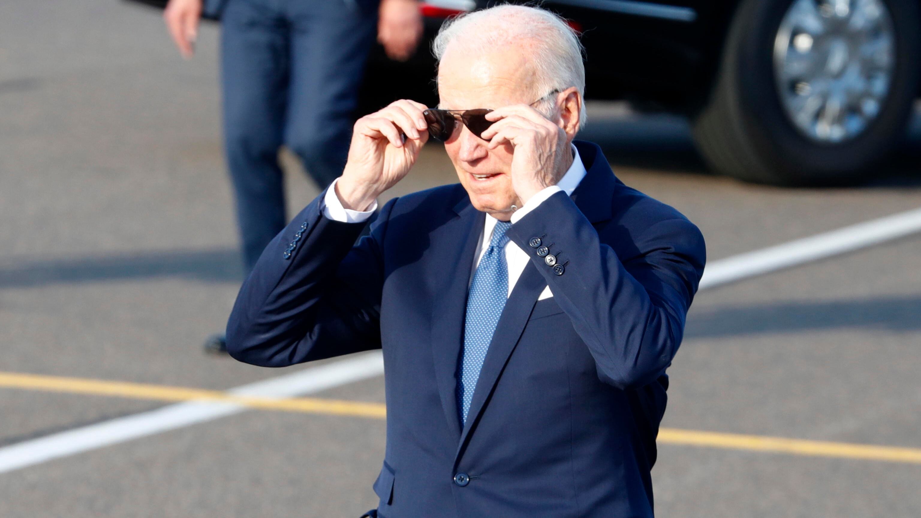 "Aggrappato per non cadere": lo strappo di Biden al protocollo con Re Carlo