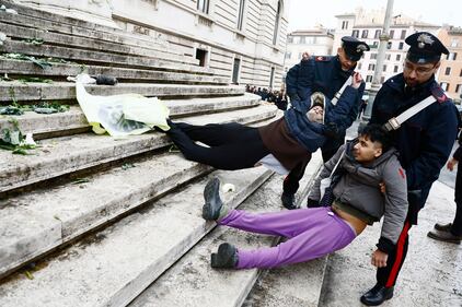 Il blitz di Ultima Generazione davanti palazzo Montecitorio: le immagini 9