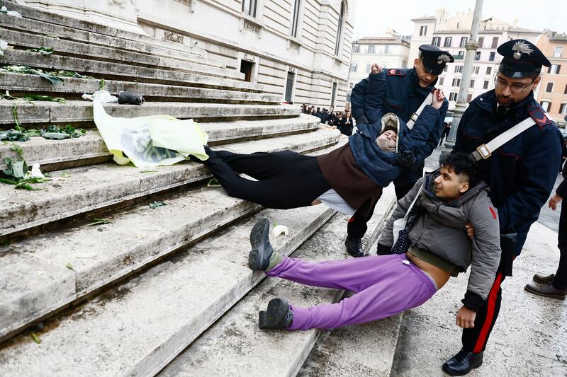 Il blitz di Ultima Generazione davanti palazzo Montecitorio: le immagini 9