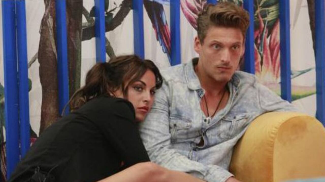 Gf, Francesca bacia la lettera di Giorgio: il gesto che spiazza