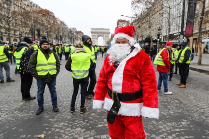 I Gilet gialli invadono Parigi nella quinta giornata di proteste 1