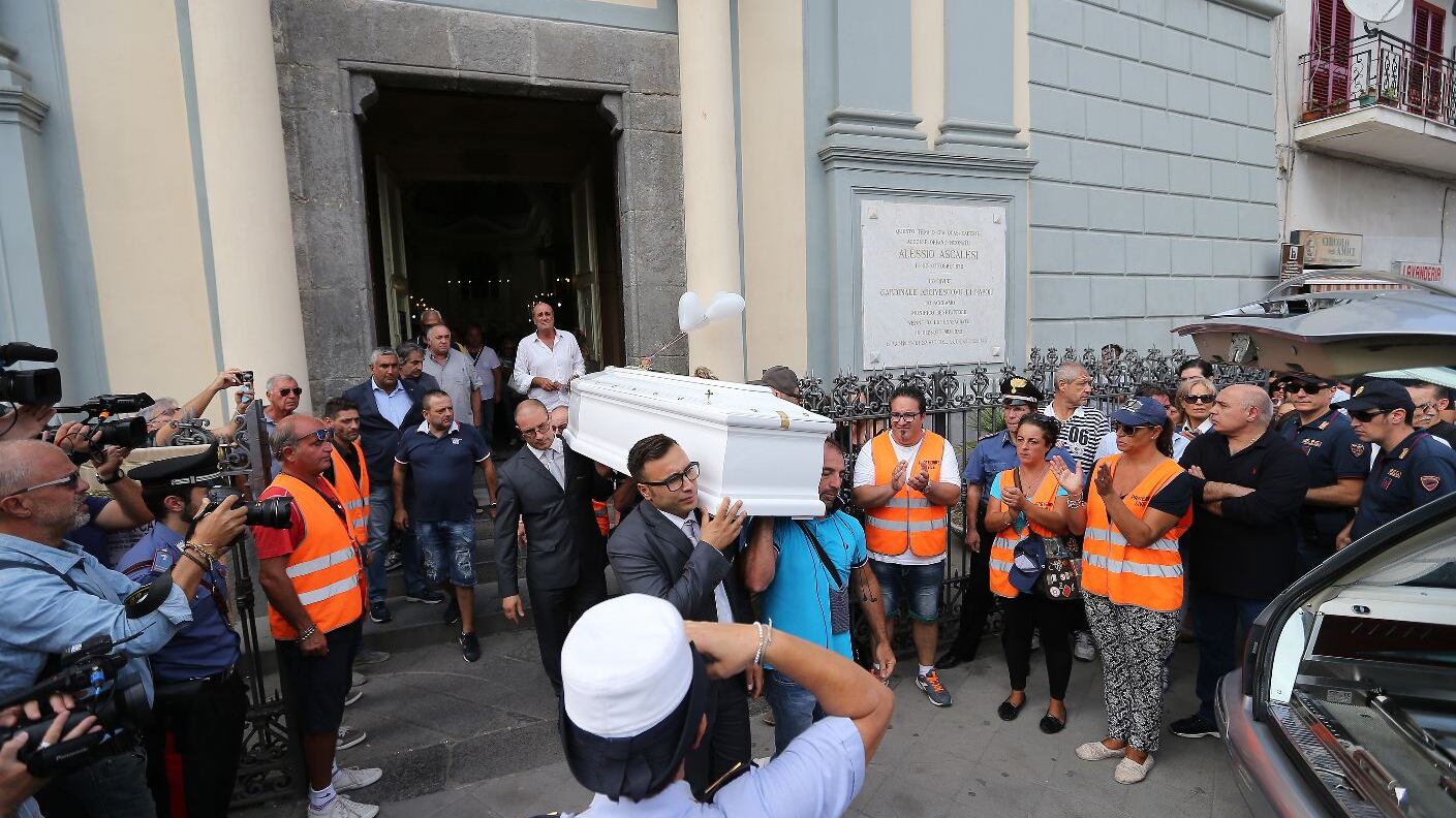 L'ultimo saluto a Tiziana Cantone La madre: "Sacrificio non sia vano"