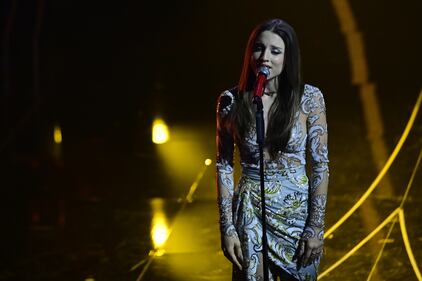 Sanremo 2024: ecco il look della quarta serata del Festival di Angelina Mango 1