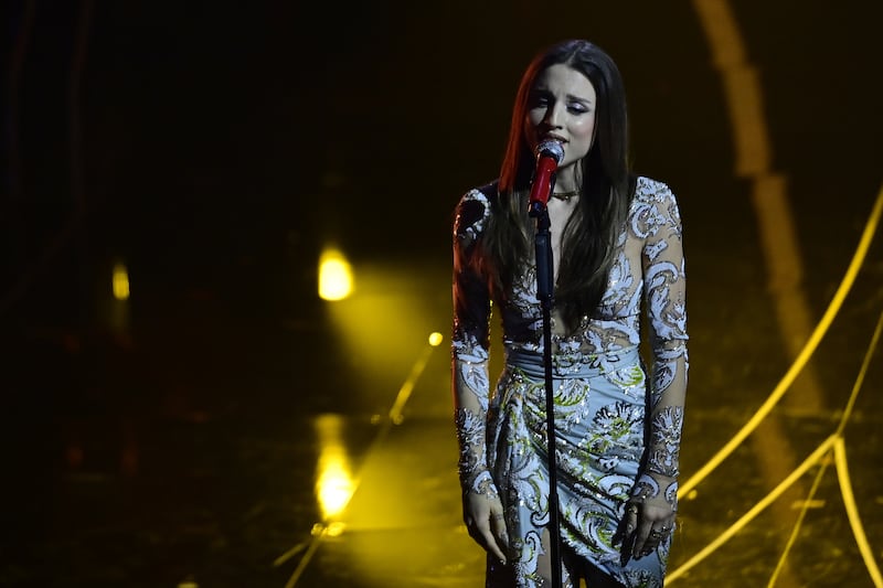Sanremo 2024: ecco il look della quarta serata del Festival di Angelina Mango 1