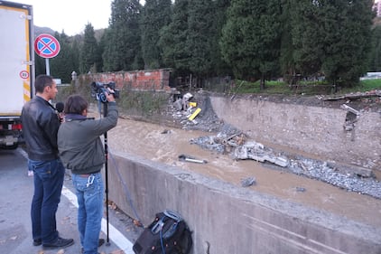 Genova, crolla un cimitero: i feretri dispersi nel fiume 12