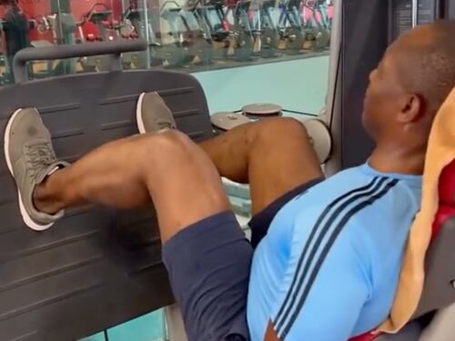 Soumahoro come Toninelli: si allena in palestra con la musica di Ghali