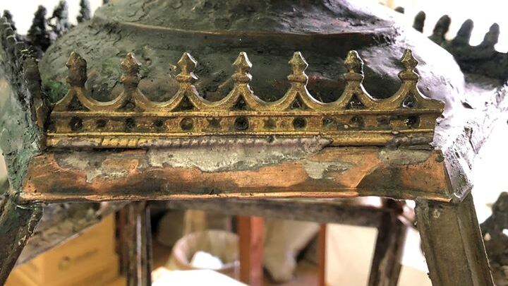 Cade per usura una lanterna dell’800 della Reggia di Caserta: al via il restauro