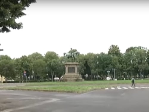 Tunisino li minaccia, ma i clienti del chiosco lo picchiano