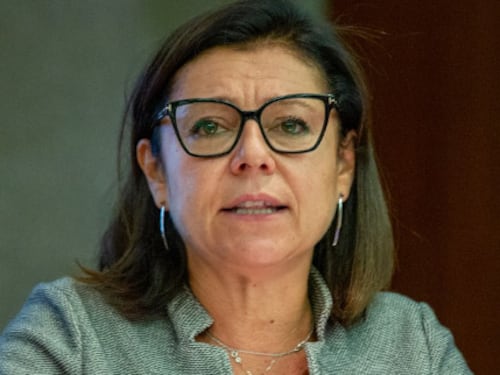 "Come un punto interrogativo". Chi è il ministro delle gaffe