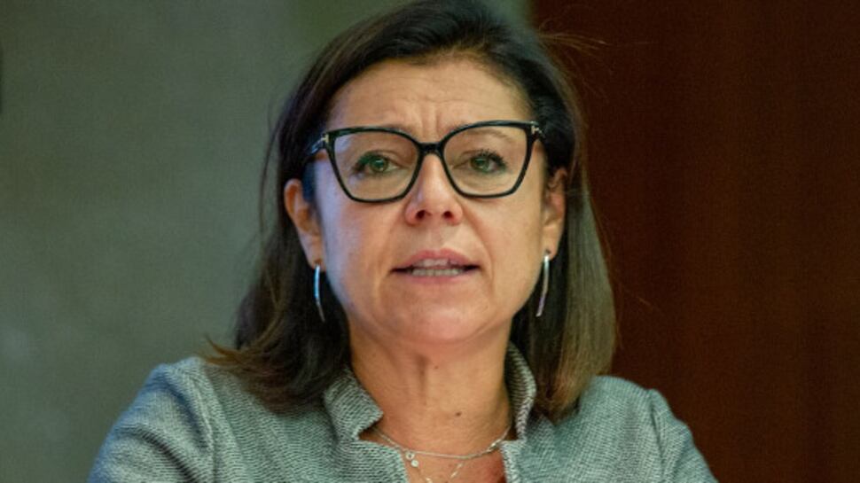 "Come un punto interrogativo". Chi è il ministro delle gaffe