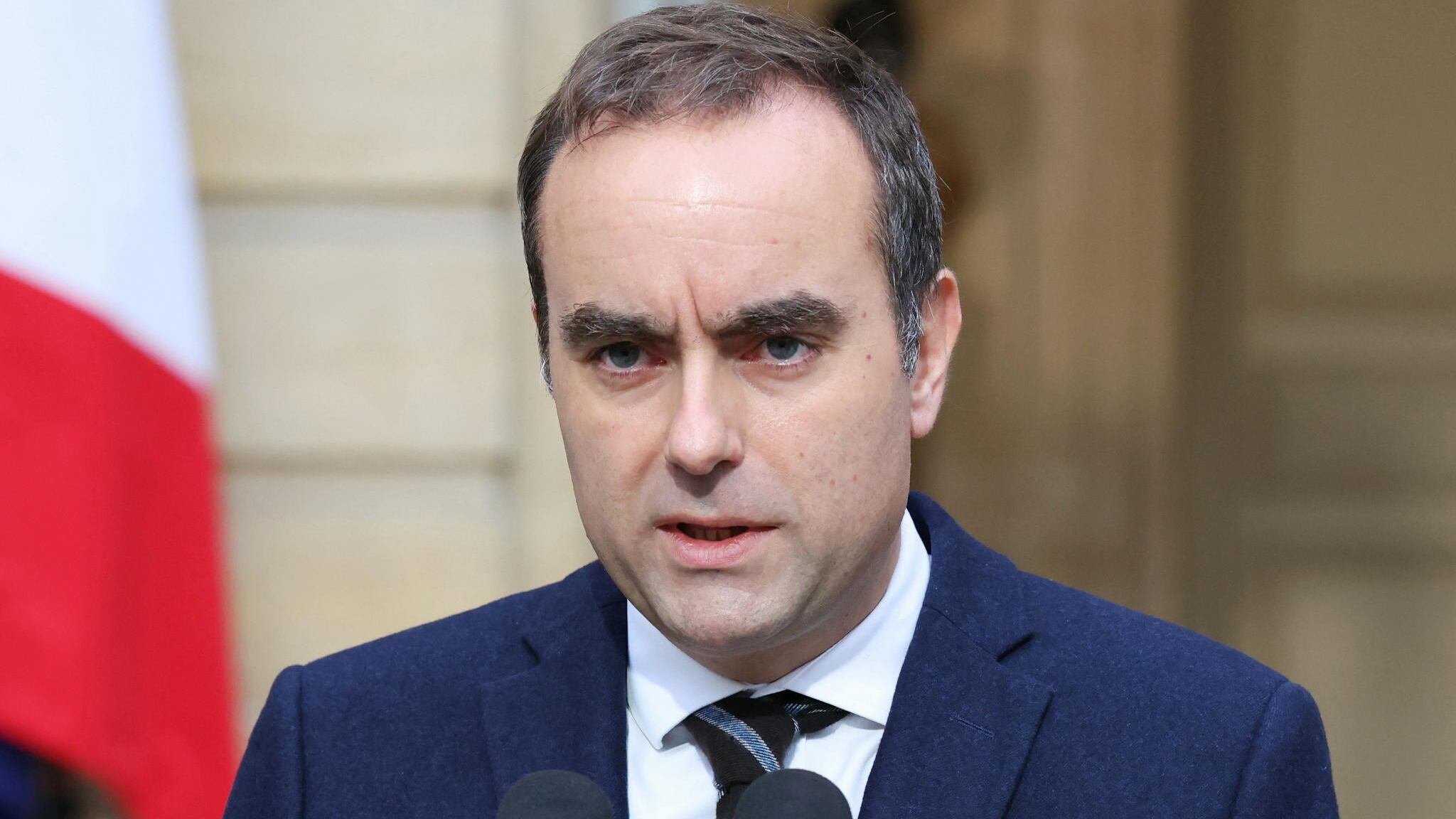 Macron vara il governo Lecornu. Tra la maxi manovra e la censura