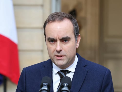 Macron vara il governo Lecornu. Tra la maxi manovra e la censura