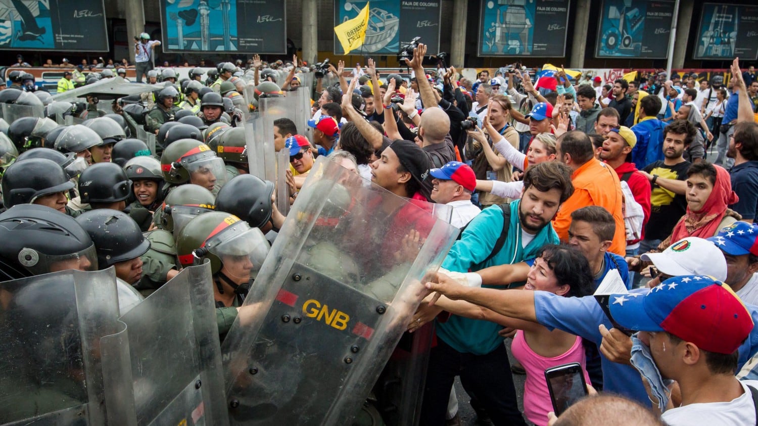 Intelligence lancia l'allarme: "Il Venezuela rischia il collasso"