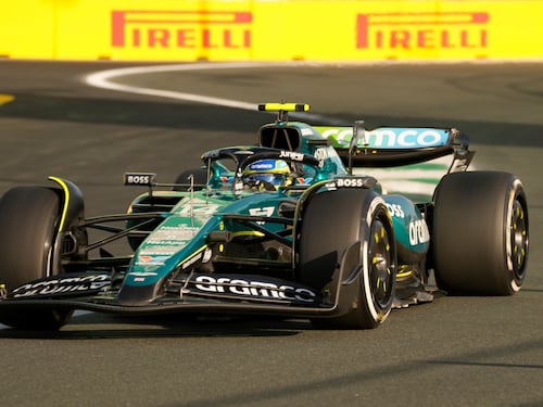 Alonso davanti a tutti, la Rossa studia la gara. Red Bull, che tensione