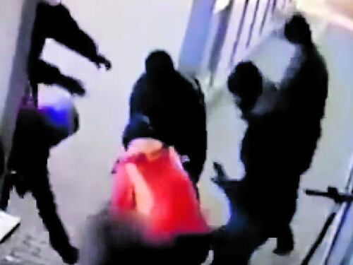Le aggressioni, le immagini, la gang: quel che non torna sul caso Salis