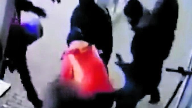 Le aggressioni, le immagini, la gang: quel che non torna sul caso Salis