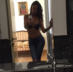 Antonella Mosetti hot, selfie in body nella palestra 3