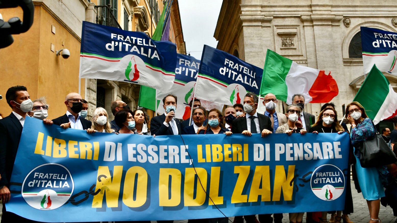 "Liberi di essere, liberi di pensare", flash mob FdI contro il ddl Zan