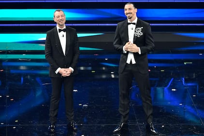 Ibrahimovic sul palco di Sanremo con la giacca col suo logo 6