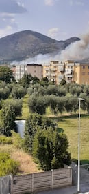 Incendio di Prato, vigili del fuoco e squadre antincendio all'opera 2