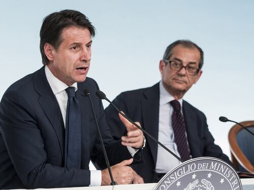 Tria si rimangia la parola: "Flat tax e reddito di cittadinanza compatibili col bilancio"