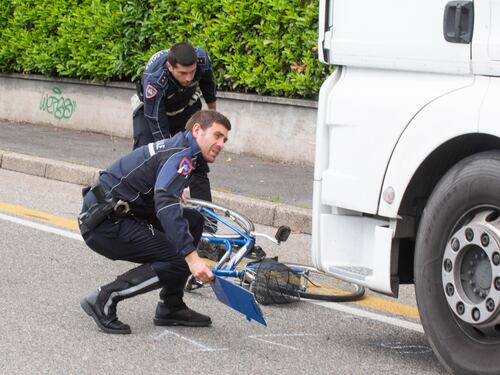 Uomo in bici trascinato e ucciso da un camion. In città è il quarto ciclista travolto in sei mesi