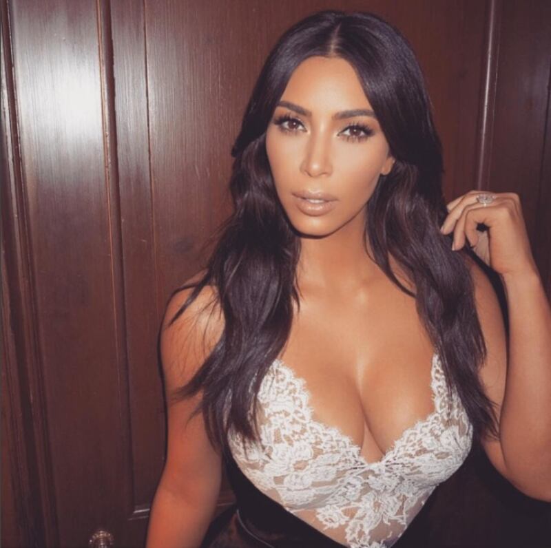 Kim Kardashian, vitino di vespa su Instagram 12