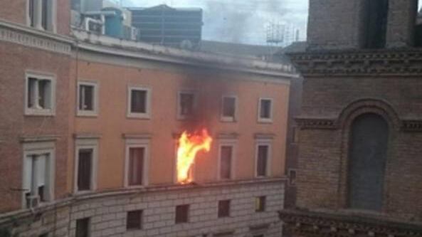 Incendio al ministero della Giustizia Stanza in fiamme: "Forse cortocircuito"