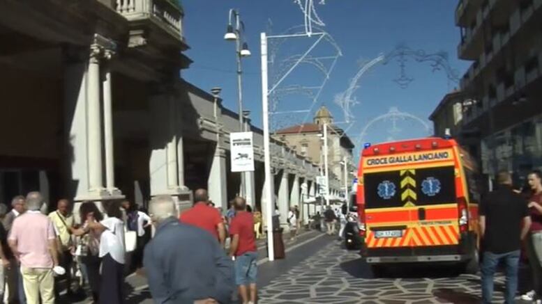 A folle velocità nella zona pedonale: investe i pedoni e fugge