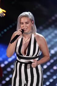 Sanremo 2017, gli outfit sexy della prima serata 6
