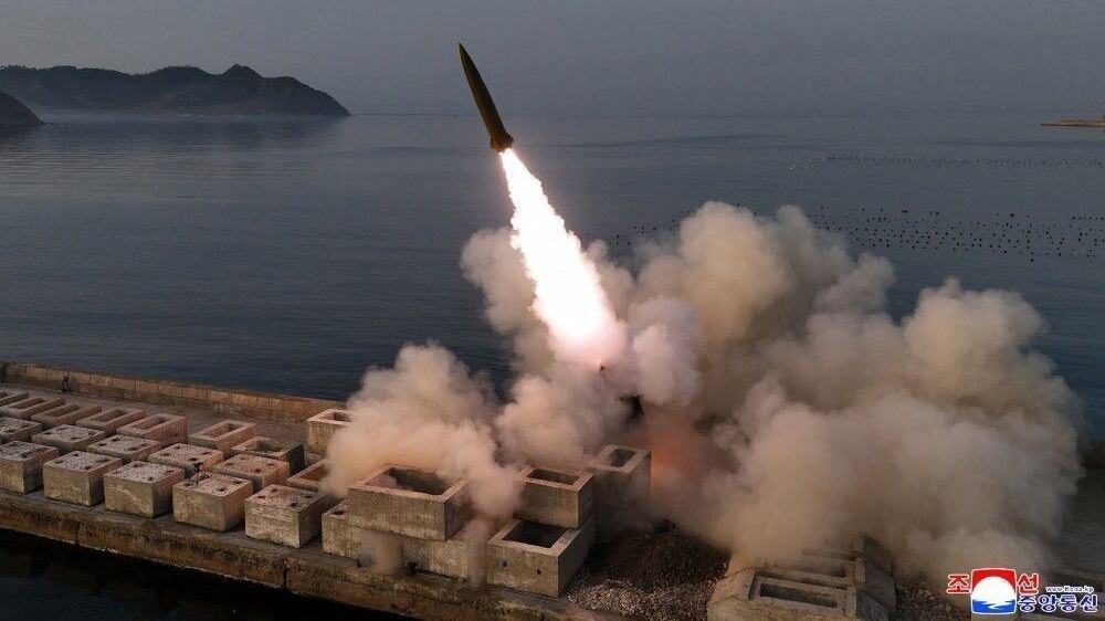 “Ha testato un missile con munizioni a grappolo”: cosa sappiamo dell'Hwasong-11 Ra di Kim