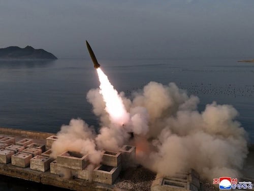 “Ha testato un missile con munizioni a grappolo”: cosa sappiamo dell'Hwasong-11 Ra di Kim