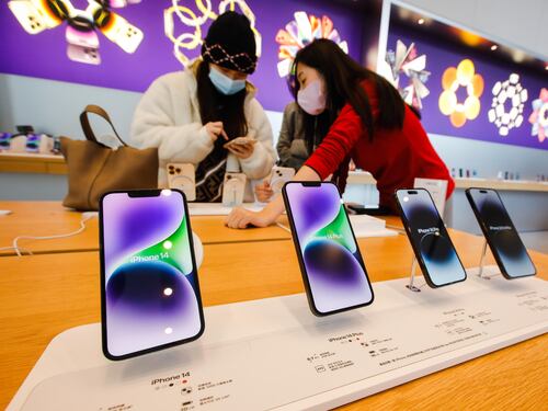 Gli iPhone? Pochi e in ritardo: ecco cosa succede