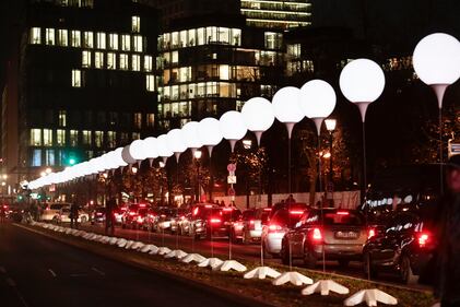 Palloncini luminosi lungo il Muro di Berlino 33
