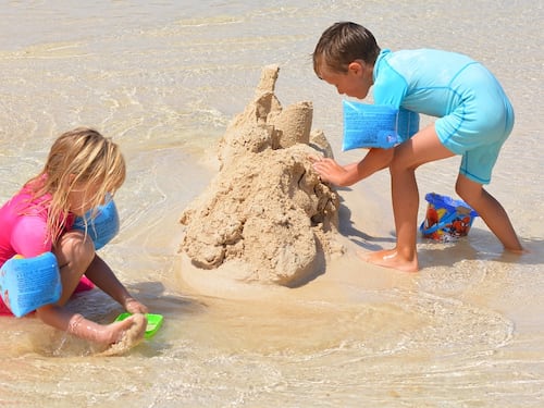 Perché non dovresti scavare buche in spiaggia: può essere letale