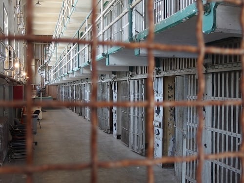 Rivolta del nigeriano in carcere: mangia l'orecchio di un agente