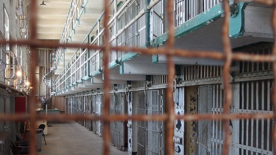 Rivolta del nigeriano in carcere: mangia l'orecchio di un agente