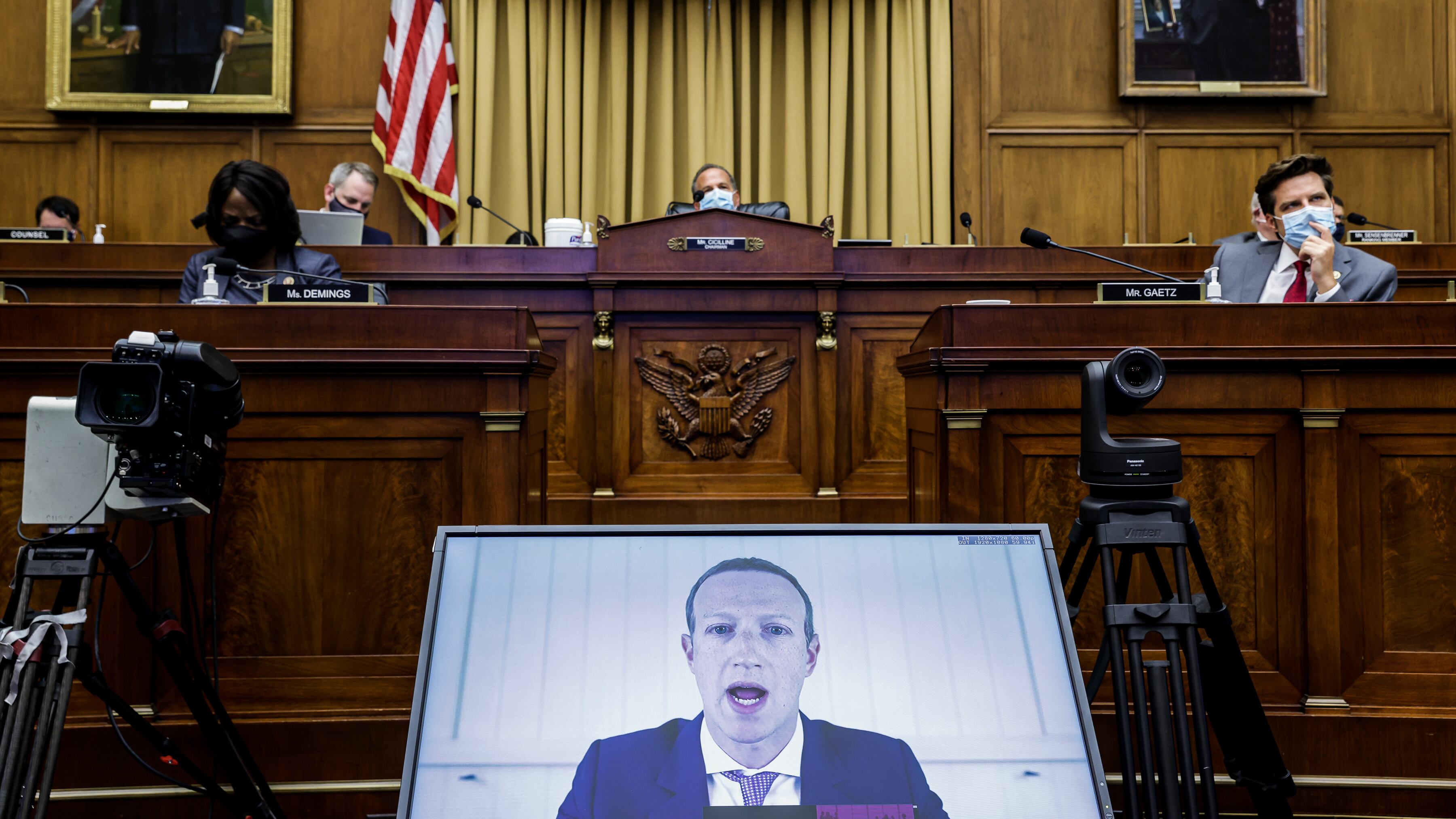 Censure e odio: Facebook e Twitter alla sbarra