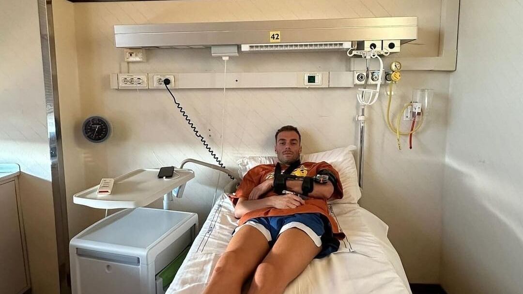 Paltrinieri si rompe il gomito alla chiusura delle Olimpiadi: la foto dall'ospedale