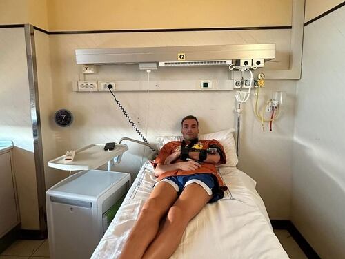 Paltrinieri si rompe il gomito alla chiusura delle Olimpiadi: la foto dall'ospedale