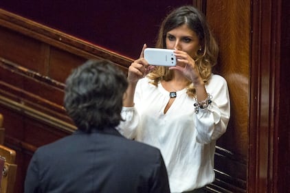 E mentre Alfano parla i deputati pd si divertono 3