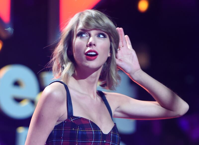 Beyoncé e Taylor Swift sexy dive in foto 7