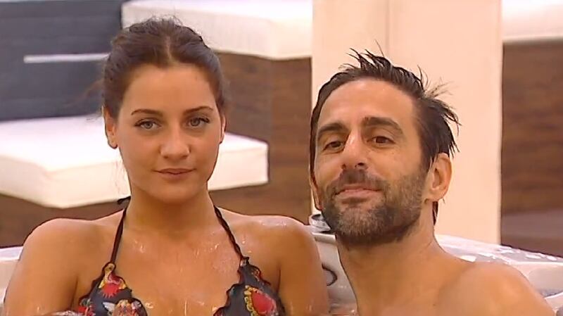 Grande Fratello 14, baci e nudi bollenti nell'idromassaggio 4