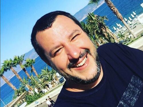 Salvini pizzica la Argento: "Vedo se posso aiutarti..."