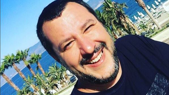 Rivolta dei migranti in hotel. E Salvini: "Fate i capricci? Quella è la porta"