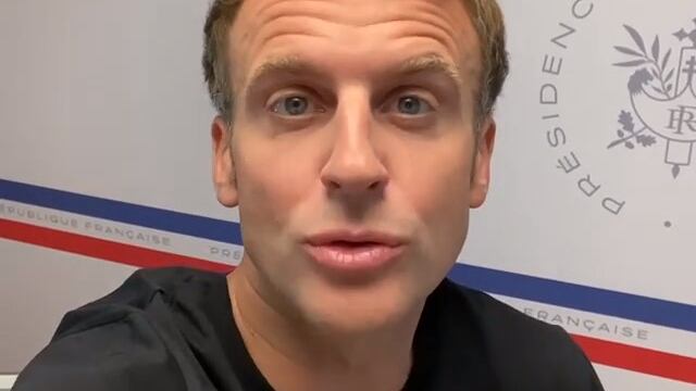 "È un simbolo satanico". Quel dettaglio sulla maglietta di Macron