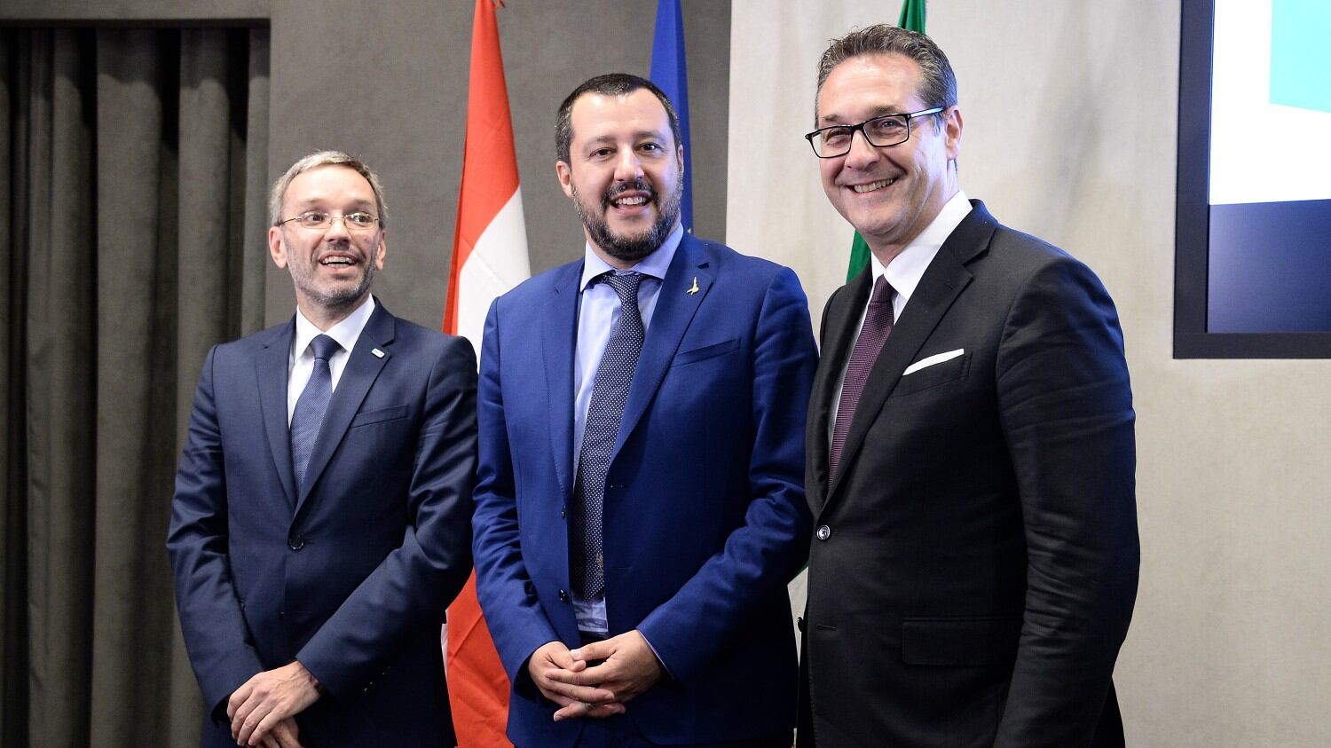 Migranti, Salvini dà l'ultimatum all'Ue: "O cambia o stop ai soldi"